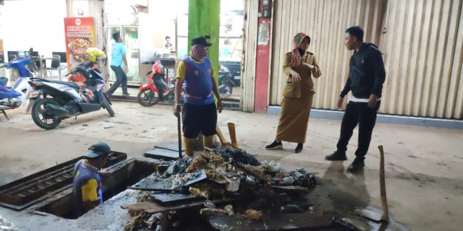 Pengerukan drainase di salah satu ruas jalan utama Kota Palembang, Kamis (9/11/2023). Foto : Sumselheadline/Ela.