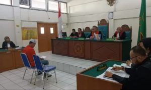 Agus, pemilik gudang minyak ilegal menjalani sidang tuntutan di PN Palembang, Kamis (9/11/2023). Foto : Sumselheadline/Ela