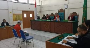 Agus, pemilik gudang minyak ilegal menjalani sidang tuntutan di PN Palembang, Kamis (9/11/2023). Foto : Sumselheadline/Ela