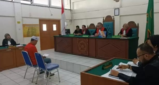 Agus, pemilik gudang minyak ilegal menjalani sidang tuntutan di PN Palembang, Kamis (9/11/2023). Foto : Sumselheadline/Ela