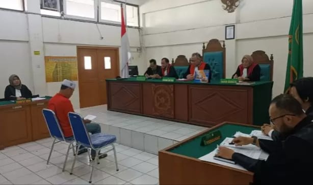 Agus, pemilik gudang minyak ilegal menjalani sidang tuntutan di PN Palembang, Kamis (9/11/2023). Foto : Sumselheadline/Ela