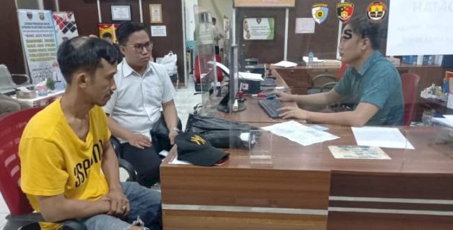 Riki, warga Gandus melapor atas pengeroyokan dirinya ke Polrestabes Palembang, Jumat (10/11/2023). Foto : Sumselheadline/Ela
