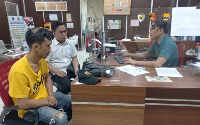 Riki, warga Gandus melapor atas pengeroyokan dirinya ke Polrestabes Palembang, Jumat (10/11/2023). Foto : Sumselheadline/Ela
