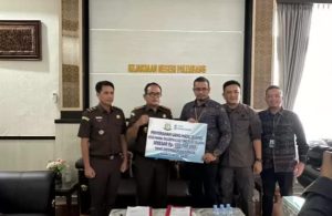 Pihak Kejari Palembang secara simbolis menyerahkan uang hasil lelang kasus Bank Sumsel Babel, Jumat (10/11/2023). Foto : Sumselheadline/Ela