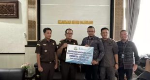 Pihak Kejari Palembang secara simbolis menyerahkan uang hasil lelang kasus Bank Sumsel Babel, Jumat (10/11/2023). Foto : Sumselheadline/Ela