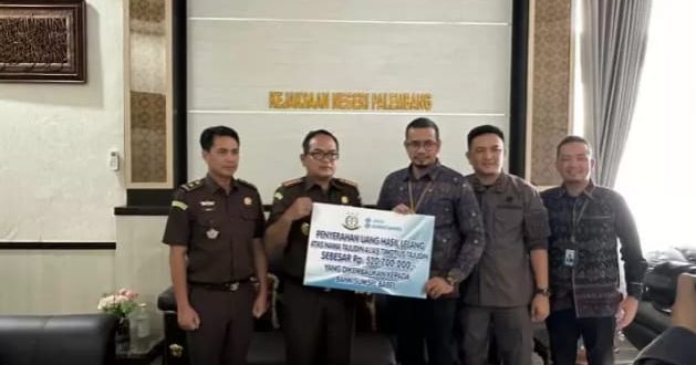 Pihak Kejari Palembang secara simbolis menyerahkan uang hasil lelang kasus Bank Sumsel Babel, Jumat (10/11/2023). Foto : Sumselheadline/Ela