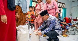 Pj Bupati Muba, Apriyadi memeriksa kebutuhan pangan yang diserahkan ke warga Muara Teladan secara gratis, Jumat (10/11/2023). Foto : Dinkominfo Muba.