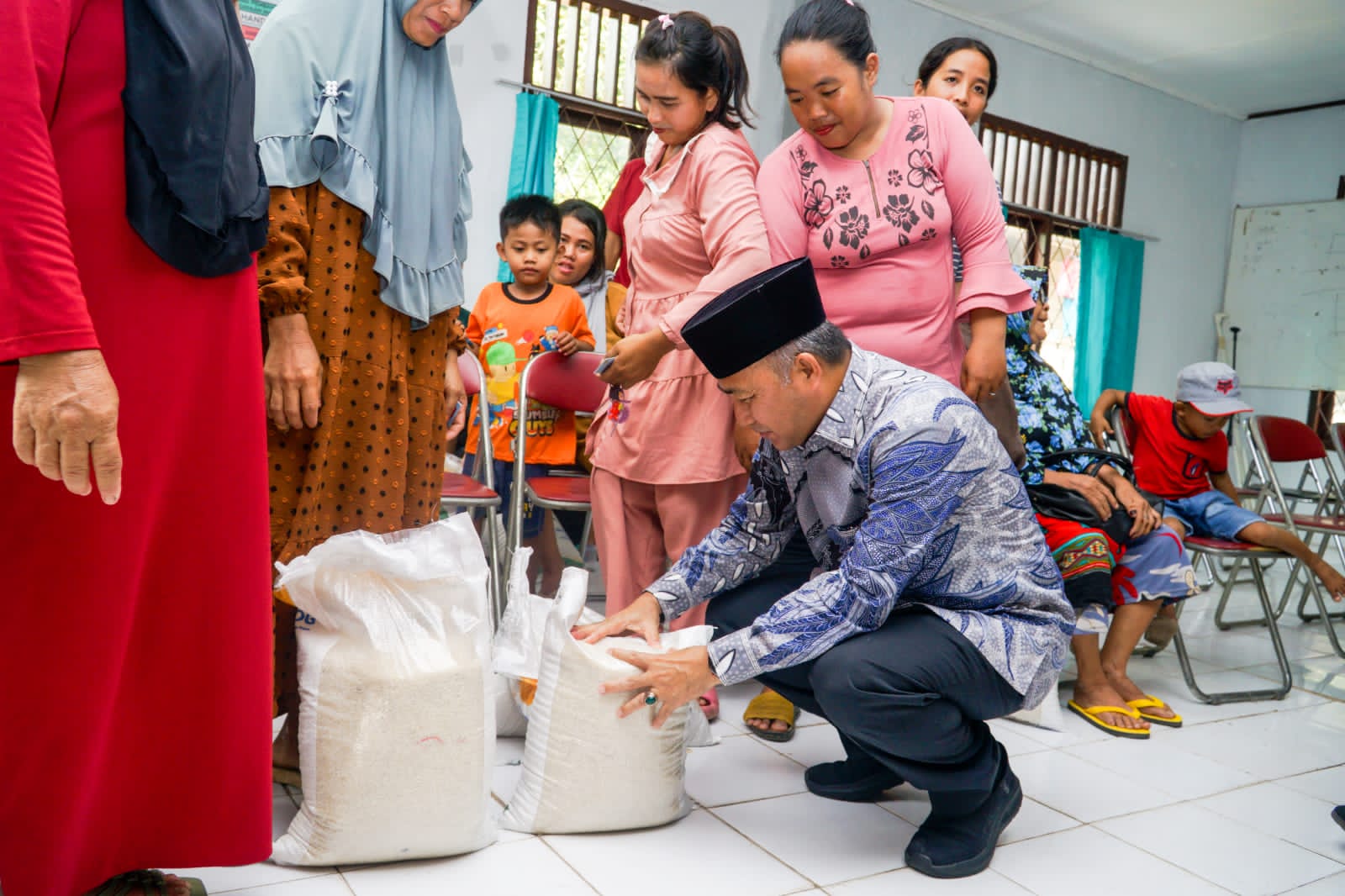 Pj Bupati Muba, Apriyadi memeriksa kebutuhan pangan yang diserahkan ke warga Muara Teladan secara gratis, Jumat (10/11/2023). Foto : Dinkominfo Muba.