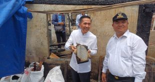 Pj Walikota Palembang, Ratu Dewa menunjukkan Alquran yang relatif utuh di puing-puing kebakaran rumah di 7 Ulu, Jumat (10/11/2023). Foto : Sumselheadline/Ela