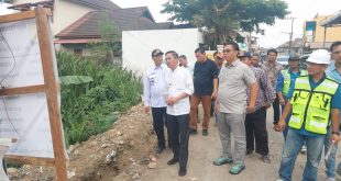 Pj Walikota Palembang, Ratu Dewa melihat kondisi Jalan Macan Lindungan yang dikeluhkan warga, Jumat (10/11//2023) sore. Foto : Sumselheadline/Pitria