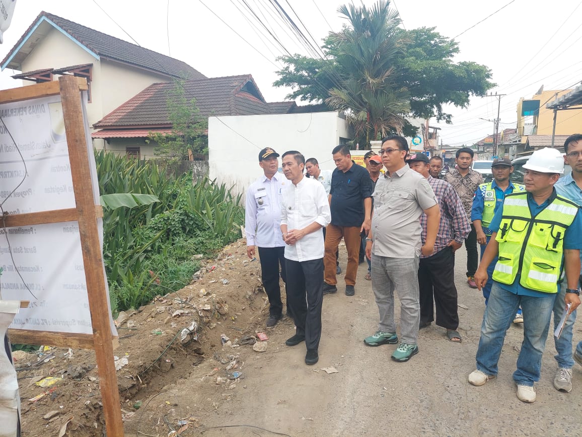 Pj Walikota Palembang, Ratu Dewa melihat kondisi Jalan Macan Lindungan yang dikeluhkan warga, Jumat (10/11//2023) sore. Foto : Sumselheadline/Pitria