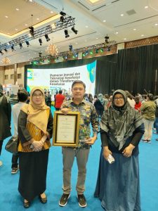 Dinkes Muba menerima penghargaan terbaik III Jabatan Fungsional Kesehatan secara nasional yang diberikan Kemenkes. Foto : Dok Dinkes Muba