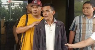 Salman, pelaku pembunuhan karyawan perkebunan di Bayunglencir ditangkap polisi, Sabtu (11/11/2023). Foto : Sumselheadline/Ela