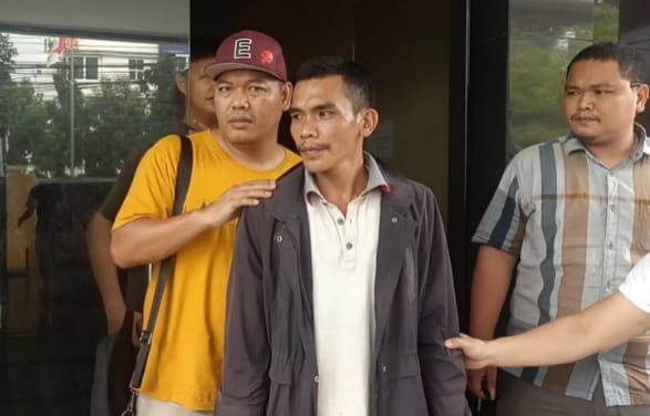 Salman, pelaku pembunuhan karyawan perkebunan di Bayunglencir ditangkap polisi, Sabtu (11/11/2023). Foto : Sumselheadline/Ela