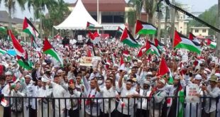 Ribuan warga dari berbagai elemen menggelar aksi dukung Palestina di halaman DPRD Sumsel, Minggu (12/11/2023). Foto : Sumselheadline/Ela