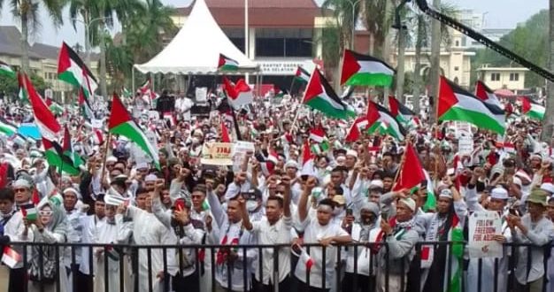 Ribuan warga dari berbagai elemen menggelar aksi dukung Palestina di halaman DPRD Sumsel, Minggu (12/11/2023). Foto : Sumselheadline/Ela