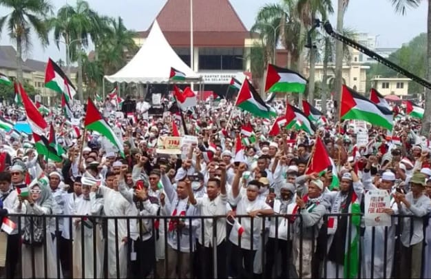 Ribuan warga dari berbagai elemen menggelar aksi dukung Palestina di halaman DPRD Sumsel, Minggu (12/11/2023). Foto : Sumselheadline/Ela