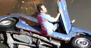 Sopir dan taxi blue bird nyemplung ke sungai di belakang Poltek Sriwijaya, Minggu (12/11/2023). Foto : Screenshot medsos.