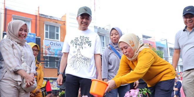 PJ Walikota Palembang Ratu Dewa didampingi Ketua TP PKK Palembang Dewi Sastrani menanam bunga bougenville. Foto : Sumselheadline/Pitria