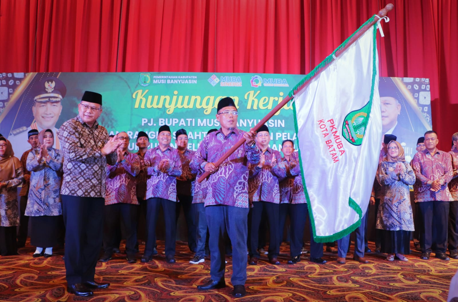 Pj Sekda Muba, Musni Wijaya menghadiri silaturahim anggota Ikatan Keluarga Muba di Kota Batam, Minggu (12/11/2023). Foto : Dinkominfo Muba