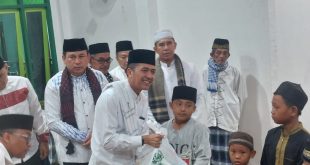 Pj Walikota Palembang, Ratu Dewa memberikan bantuan sembako pada anak yatim di lingkungan Kemang Agung Kertapati, Senin (13/11/2023) subuh. Foto : Kominfo Palembang