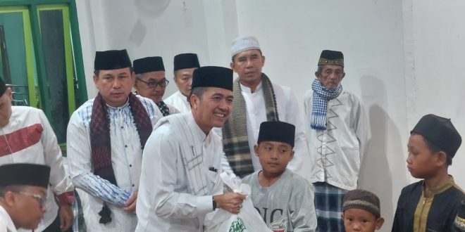 Pj Walikota Palembang, Ratu Dewa memberikan bantuan sembako pada anak yatim di lingkungan Kemang Agung Kertapati, Senin (13/11/2023) subuh. Foto : Kominfo Palembang