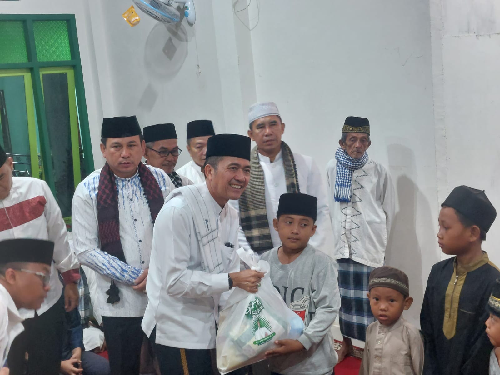 Pj Walikota Palembang, Ratu Dewa memberikan bantuan sembako pada anak yatim di lingkungan Kemang Agung Kertapati, Senin (13/11/2023) subuh. Foto : Kominfo Palembang