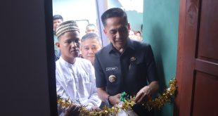 Pj Walikota Palembang, Ratu Dewa meresmikan rumah milik Deni, buruh bangunan, hasil bedah rumah di 8 Ulu, Senin (13/11/2023). Foto : Sumselheadline/Pitria.