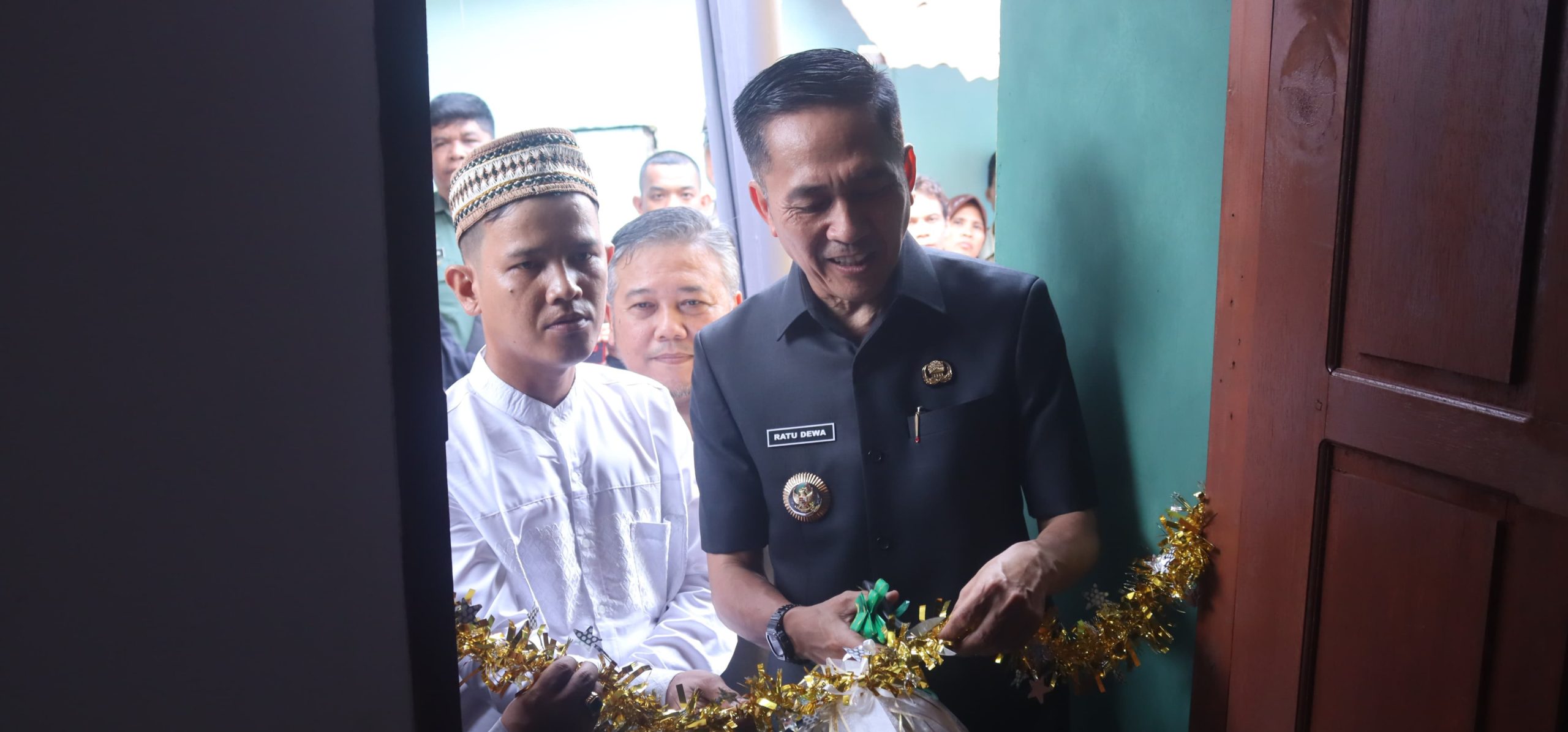 Pj Walikota Palembang, Ratu Dewa meresmikan rumah milik Deni, buruh bangunan, hasil bedah rumah di 8 Ulu, Senin (13/11/2023). Foto : Sumselheadline/Pitria.