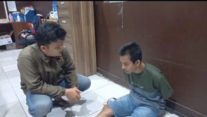 Tumiran diamankan polisi karena kedapatan merekam gadis anak kos lagi mandi Kebun Bunga, Palembang, Senin (13/11/2023). Foto : Sumselheadline/Ela