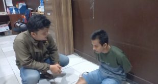 Tumiran diamankan polisi karena kedapatan merekam gadis anak kos lagi mandi Kebun Bunga, Palembang, Senin (13/11/2023). Foto : Sumselheadline/Ela
