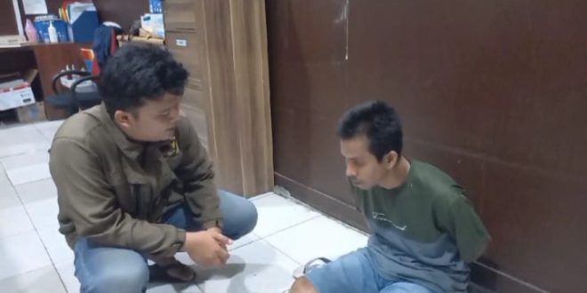 Tumiran diamankan polisi karena kedapatan merekam gadis anak kos lagi mandi Kebun Bunga, Palembang, Senin (13/11/2023). Foto : Sumselheadline/Ela