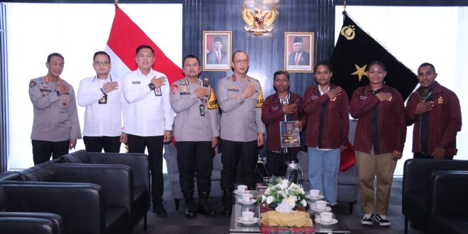 Kapolda Sumsel, Irjen Pol A Rachmat Wibowo menerima silaturrahim komunitas mahasiswa asal Papua, Senin (13/11/2023). Foto : Sumselheadline/Ela.