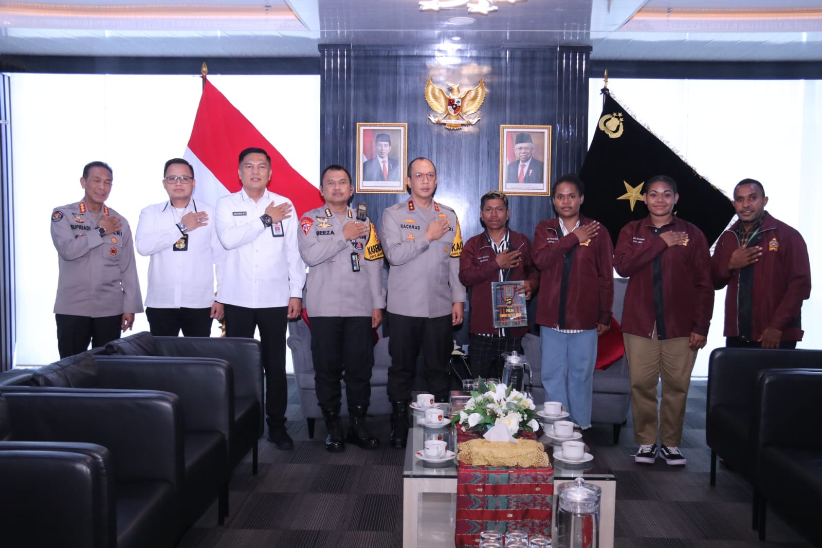 Kapolda Sumsel, Irjen Pol A Rachmat Wibowo menerima silaturrahim komunitas mahasiswa asal Papua, Senin (13/11/2023). Foto : Sumselheadline/Ela.