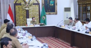 Pj Gubernur Sumsel, Agus Fatoni didampingi jajaranya mengikuti rapat koordinasi dengan Mendagri secara virtual bersama tentang pengendalian inflasi, Senin (13/11/2023). Foto : Humas Pemprov Sumsel.