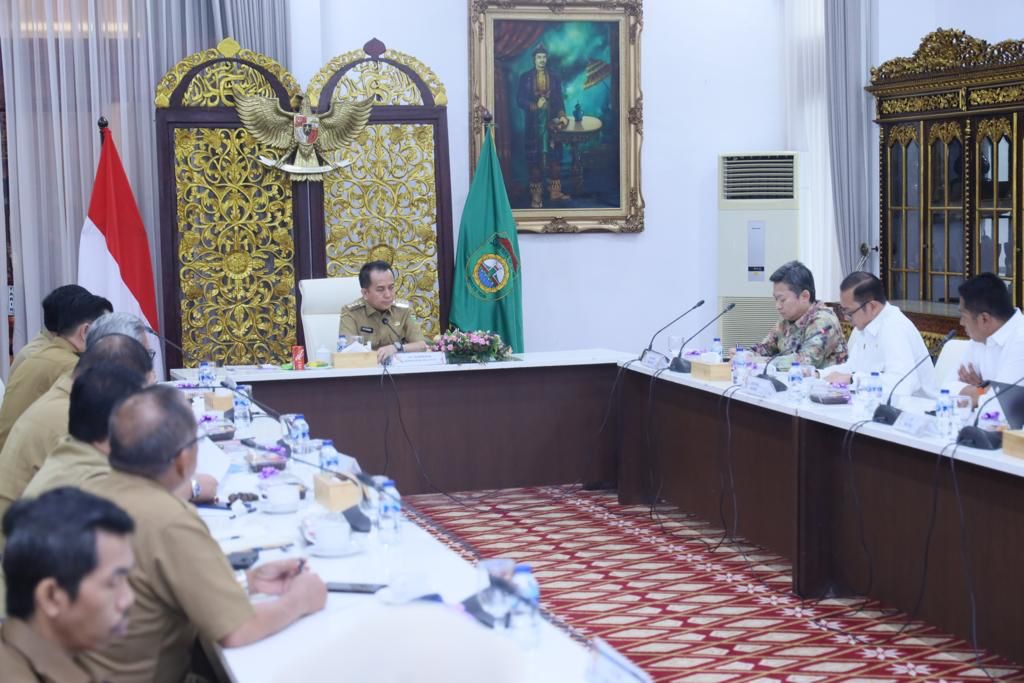 Pj Gubernur Sumsel, Agus Fatoni didampingi jajaranya mengikuti rapat koordinasi dengan Mendagri secara virtual bersama tentang pengendalian inflasi, Senin (13/11/2023). Foto : Humas Pemprov Sumsel.
