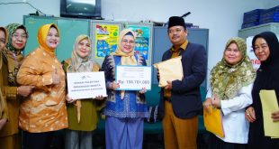Atas nama Ketua TP Muba dan Ketua BKPMT Muba, Hj Asna Aini Apriyadi menyerahkan donasi untuk Palestina melalui bidang Kesra Setda Muba, Selasa (14/11/2023). Foto : Dinkominfo Muba.
