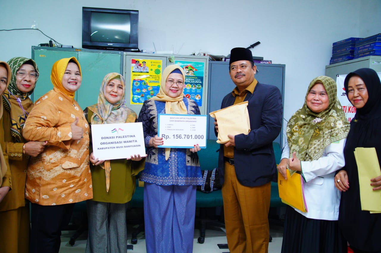 Atas nama Ketua TP Muba dan Ketua BKPMT Muba, Hj Asna Aini Apriyadi menyerahkan donasi untuk Palestina melalui bidang Kesra Setda Muba, Selasa (14/11/2023). Foto : Dinkominfo Muba.
