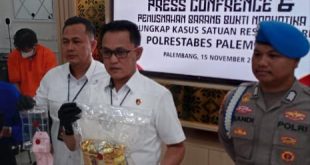 Kasat Narkoba Polrestabes Palembang, AKBP Mario Ivanry press konfrence penangkapan pengedar narkoba asal Babel, Rabu (15/11/2023). Foto : Sumselheadline/Ela