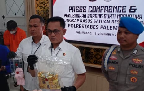 Kasat Narkoba Polrestabes Palembang, AKBP Mario Ivanry press konfrence penangkapan pengedar narkoba asal Babel, Rabu (15/11/2023). Foto : Sumselheadline/Ela