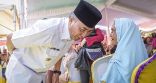 Pj Bupati Muba, Apriyadi dengan seksama mendengar keluhan nenek di Desa Mangunjaya, Babattoman, Rabu (15/11/2023). Foto : Dinkominfo Muba.
