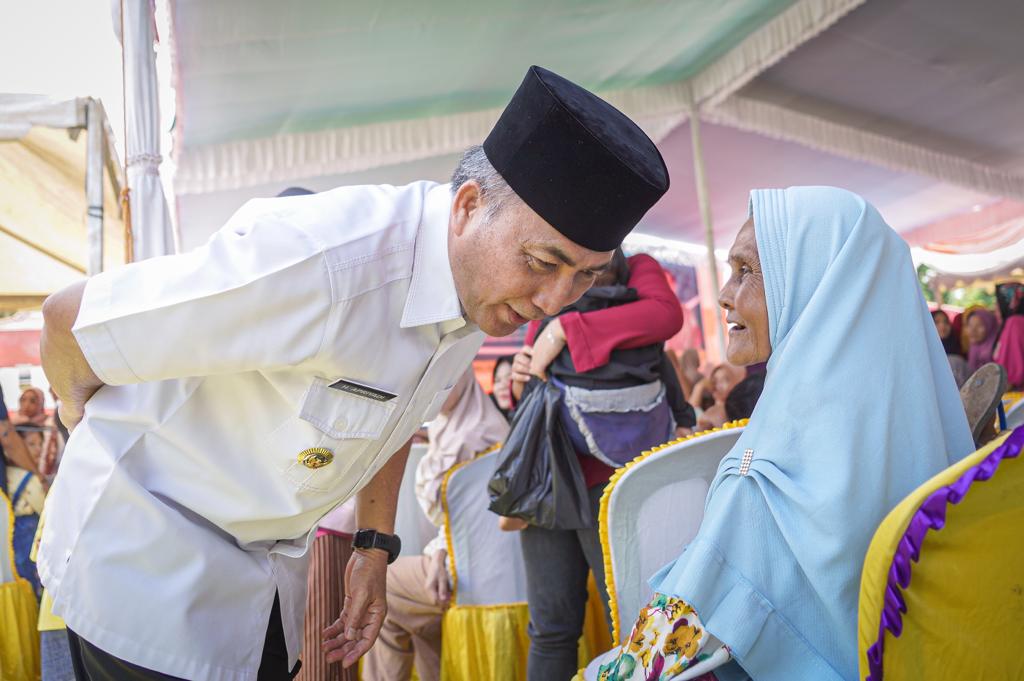 Pj Bupati Muba, Apriyadi dengan seksama mendengar keluhan nenek di Desa Mangunjaya, Babattoman, Rabu (15/11/2023). Foto : Dinkominfo Muba.