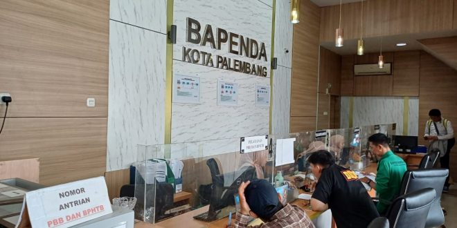 Suasana pelayanan pajak di kantor Bapenda Palembang. Foto : Dok Sumselheadline.
