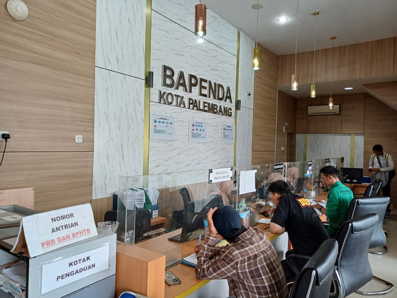 Suasana pelayanan pajak di kantor Bapenda Palembang. Foto : Dok Sumselheadline.