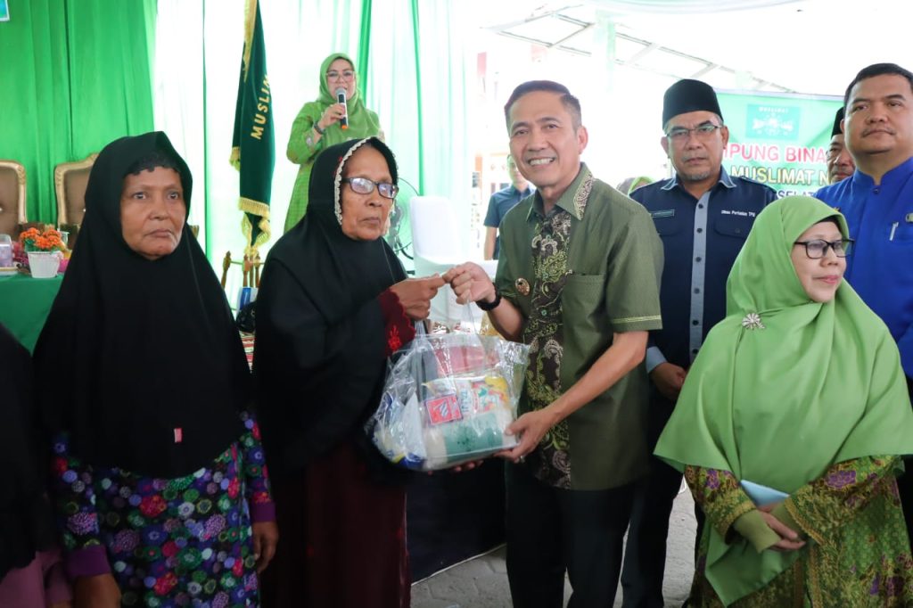 Pj Walikota Palembang, Ratu Dewa memberikan bantuan sembako pada warga di kampung binaan Wanita Muslimat NU di 3-4 Ulu, Kamis (16/11/2023). Foto : Sumselheadlibe/Pitria.