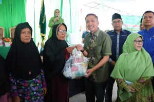 Pj Walikota Palembang, Ratu Dewa memberikan bantuan sembako pada warga di kampung binaan Wanita Muslimat NU di 3-4 Ulu, Kamis (16/11/2023). Foto : Sumselheadlibe/Pitria.