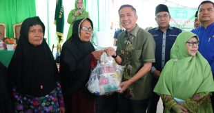 Pj Walikota Palembang, Ratu Dewa memberikan bantuan sembako pada warga di kampung binaan Wanita Muslimat NU di 3-4 Ulu, Kamis (16/11/2023). Foto : Sumselheadlibe/Pitria.