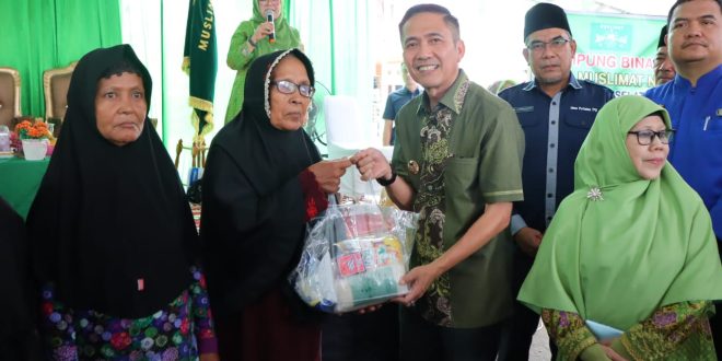 Pj Walikota Palembang, Ratu Dewa memberikan bantuan sembako pada warga di kampung binaan Wanita Muslimat NU di 3-4 Ulu, Kamis (16/11/2023). Foto : Sumselheadlibe/Pitria.