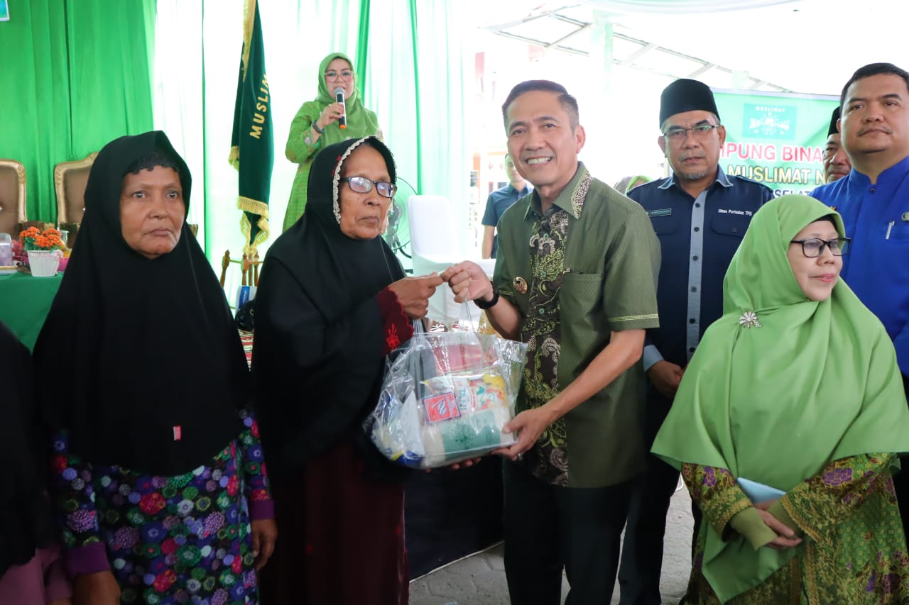 Pj Walikota Palembang, Ratu Dewa memberikan bantuan sembako pada warga di kampung binaan Wanita Muslimat NU di 3-4 Ulu, Kamis (16/11/2023). Foto : Sumselheadlibe/Pitria.