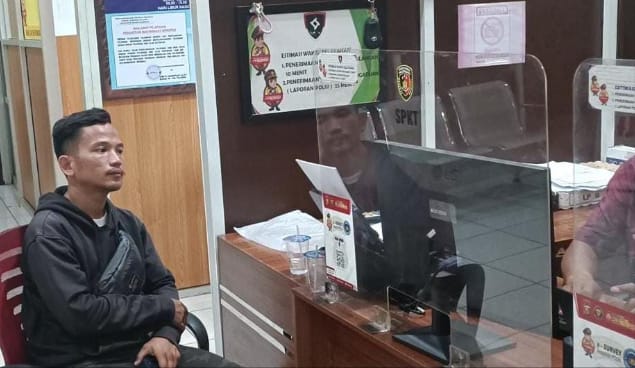 Afyudin melaporkan sepeda motornya dibawa kabur calon pembeli, Jumat (17/11/2023). Foto : Sumselheadline/Ela